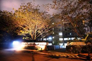 uma cidade à noite com luzes numa rua em O'Boutique Suites Hotel @ Bandar Utama em Petaling Jaya