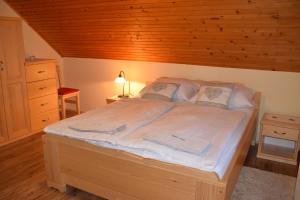 Giường trong phòng chung tại Farm Stay "Alpine Dreams"