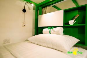 Postel nebo postele na pokoji v ubytování Hanoi High Five hostel