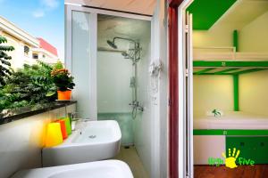 Phòng tắm tại Hanoi High Five hostel