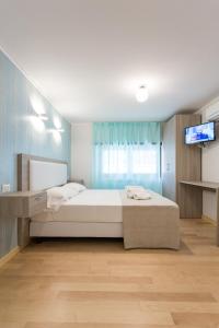 1 dormitorio con 1 cama y TV en la pared en Laterani Guest House, en Roma