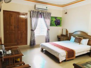 Un pat sau paturi într-o cameră la Thành Trung Hotel