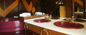 Baño con 3 lavabos y espejo en Clorinda's rooms en Bari
