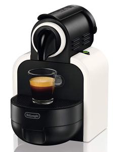 uma máquina de café com um copo de café em Clorinda's rooms em Bari