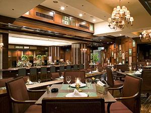 Ein Restaurant oder anderes Speiselokal in der Unterkunft The Cypress Mercure Hotel Nagoya 