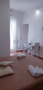 ポリニャーノ・ア・マーレにあるIl sogno di Eleのテーブルと枕が備わる客室です。