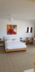 1 dormitorio con 1 cama y una pintura en la pared en Hello Guyane 1 - Appartement de Luxe, 5 étoiles, en Cayenne