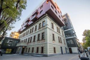 een groot wit gebouw met veel ramen bij City Apartments Triumph in Varna