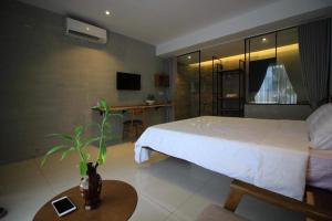Un pat sau paturi într-o cameră la BK Hotel