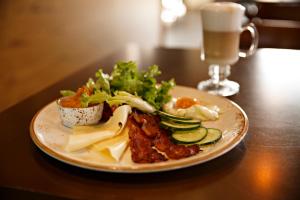 Jedlo v ubytovaní bed & breakfast alebo blízkom okolí