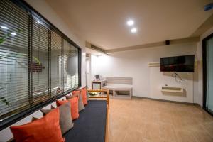 TV a/nebo společenská místnost v ubytování Krabi La Playa Resort