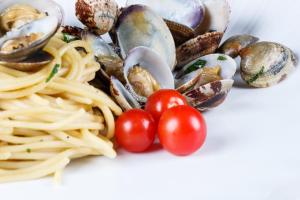 einen Haufen Pasta und Tomaten auf einem Teller in der Unterkunft Locanda con cucina Il Tornado in Gramignazzo