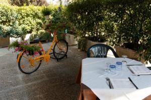 einen Tisch mit einem Fahrrad mit Blumen drauf in der Unterkunft Locanda con cucina Il Tornado in Gramignazzo