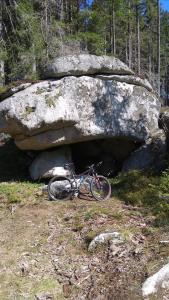 ストジェツにあるApt.Jana ,apt.Terezkaの大岩の前に駐輪する自転車