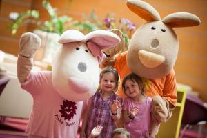 入住Hotel Sonnenpark & Therme included - auch am An- & Abreisetag!的儿童