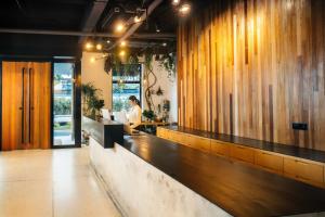 苏州欣得酒店留园虎丘店的坐在餐厅柜台的女人