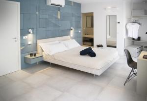 a bedroom with a bed and a desk and a chair at MADA Charm Apartments Terrace&Carugio in Vernazza