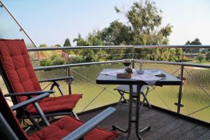 Balkon mit Tisch und 2 Stühlen in der Unterkunft Ferienhof Kai Hansen in Rettin