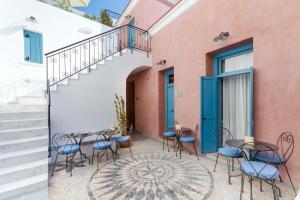 een patio met stoelen en tafels en een trap bij Blue Jasmine Suites in Rhodos-stad