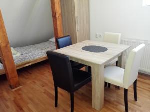 een tafel en stoelen in een kamer met een bed bij Pešić Apartmani in Kušići