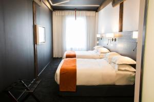 Säng eller sängar i ett rum på Signature Lux Hotel by ONOMO, Waterfront