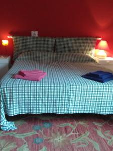 BrusnengoにあるPain et confitureのベッドルーム1室(ベッド1台、タオル2枚付)
