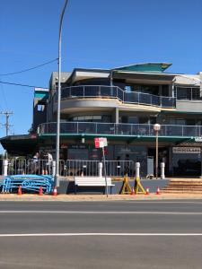 赫斯基森Quelle Vue Huskisson的街道边的建筑,带长凳 更多14张照片
