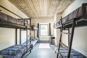 Двох'ярусне ліжко або двоярусні ліжка в номері Auberge de Jeunesse Charleroi Youth Hostel