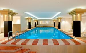 einen großen Pool in einem Hotelzimmer mit in der Unterkunft MONDI Hotel Axams in Innsbruck