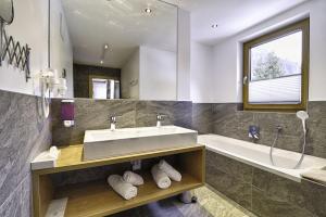 Baðherbergi á Hotel Enzian Paznaun