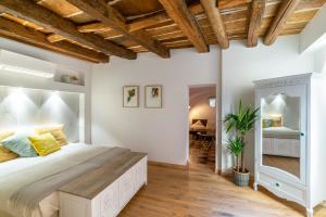 sypialnia z dużym łóżkiem i drewnianym sufitem w obiekcie Clavature LuxuryApartment w Bolonii