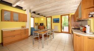 Kuchyň nebo kuchyňský kout v ubytování House Smeraldo by Holiday World