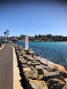 赫斯基森Quelle Vue Huskisson的水边石墙上没有游泳标志