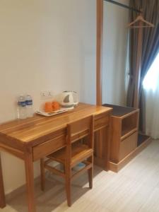 スレンバンにあるGold Boutique Hotelの木製デスク(電話付)