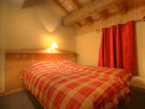 Spacious apartment in French-Italian ski resort San Bernardoにあるベッド