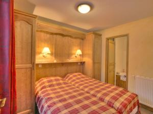 MontvalezanにあるSpacious apartment in French-Italian ski resort San Bernardoのベッドルーム1室(ベッド1台、プライド毛布付)