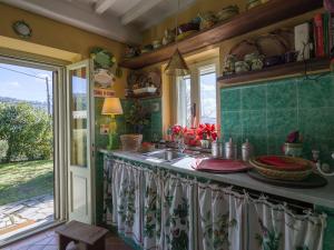 uma cozinha com um lavatório e uma janela em Belvilla by OYO La Noce em Cortona