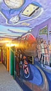 um mural na parede de um quarto com uma pintura em Hotel Simona Complex em Sófia