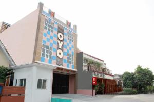 un edificio con un reloj al costado. en OYO 120 GP Residence, en Kampung Sawah