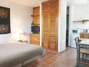 a bedroom with a bed and a table and a kitchen at APARTAMENTOS LA MUNDIAL - Alojamiento en Málaga capital in Málaga +52 photos