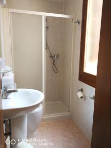 y baño con ducha, aseo y lavamanos. en Alloggi Gerotto Calderan 1 en Venecia