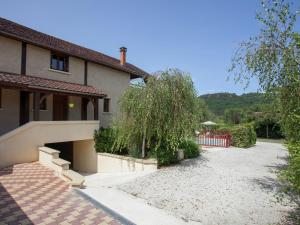 CarluxにあるHoliday home with private pool near Sarlatの家の前の私道付きの家