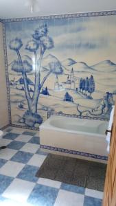 納扎雷的住宿－Ricardo Holidays At Nazaré，浴室设有浴缸绘画。