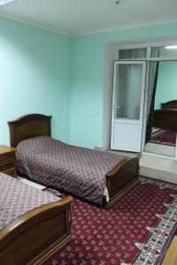 テルノーピリにあるМини готельの赤いカーペットフロアの客室で、ベッド2台が備わります。