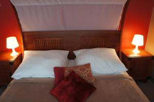 1 dormitorio con 2 camas y 2 lámparas. en Willa Akacja en Gdynia