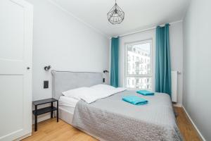 Posteľ alebo postele v izbe v ubytovaní PoBookowane Chmielna Apartments Old Town