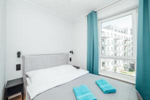 Posteľ alebo postele v izbe v ubytovaní PoBookowane Chmielna Apartments Old Town