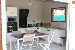 A kitchen or kitchenette at La COOL & DOUCE - Villa DOUCE