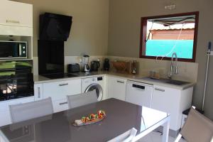 A kitchen or kitchenette at La COOL & DOUCE - Villa DOUCE