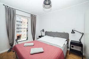 Posteľ alebo postele v izbe v ubytovaní PoBookowane Chmielna Apartments Old Town